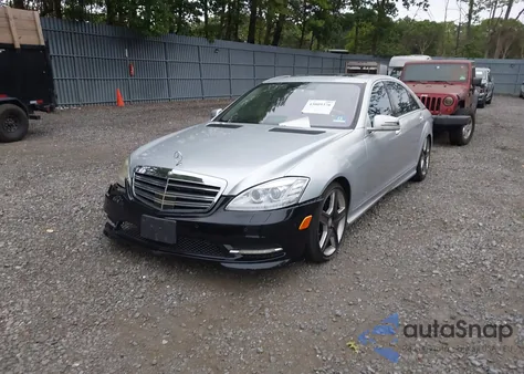 2009 Mercedes-Benz S 550 z USA, uszkodzony, nr VIN WDDNG71X49A242731